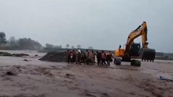 'कठुआ में उझ नदी की बाढ़ में फंसे 11 मजदूरों को एसडीआरएफ, पुलिस ने बचाया | '